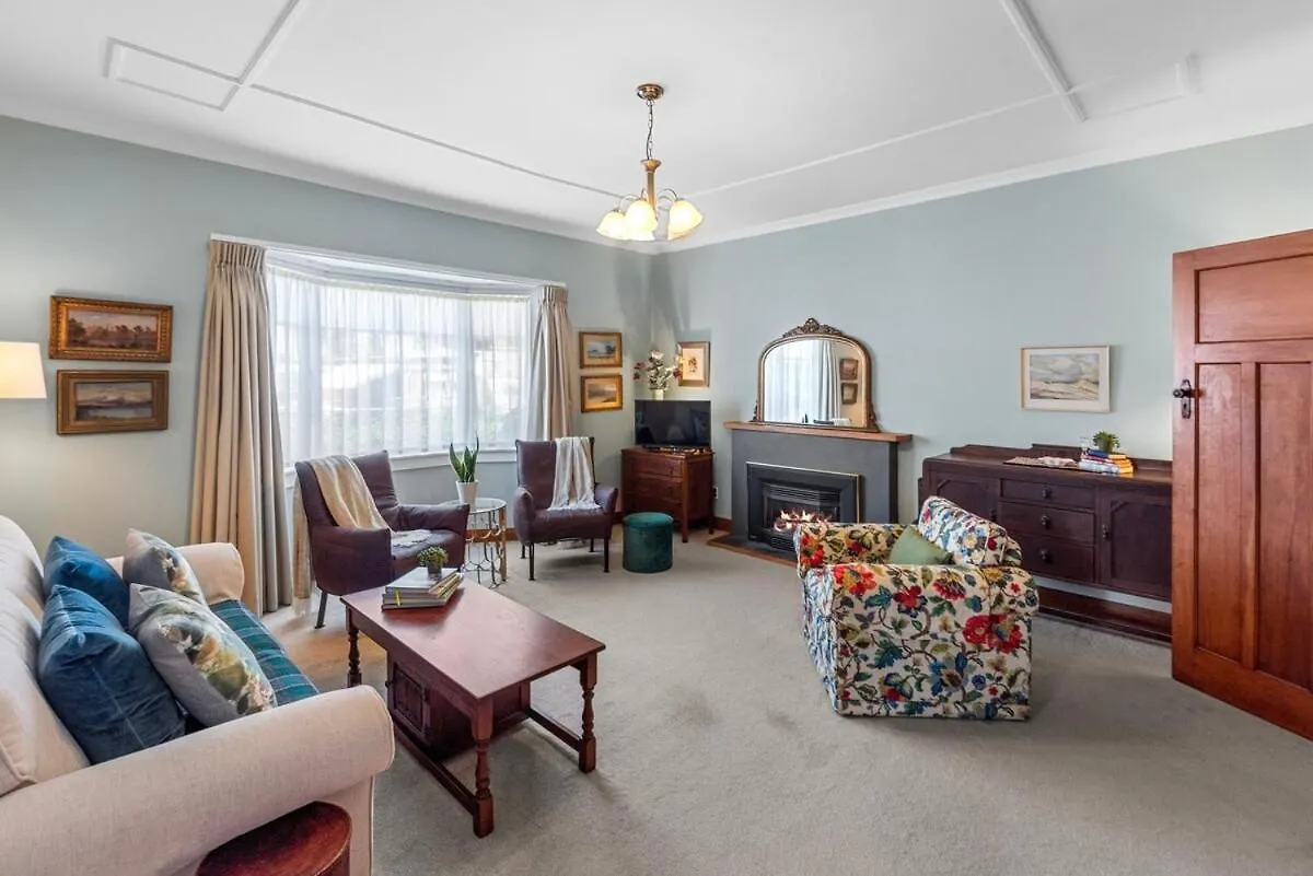 Graceful Character Cottage In The Leafy Avenues Tauranga Holiday home