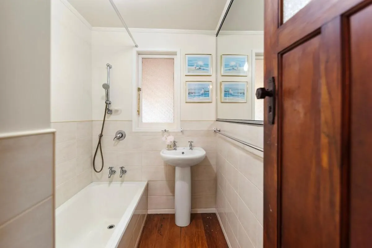Graceful Character Cottage In The Leafy Avenues Tauranga 0*,