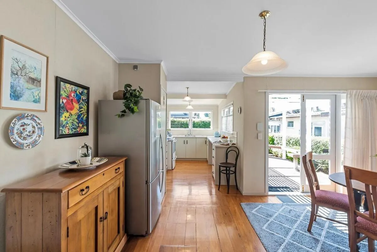 Graceful Character Cottage In The Leafy Avenues Tauranga